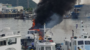 [제보영상] 인천 연안부두 정박 어선에서 화재…진화하던 해경 1명 부상
