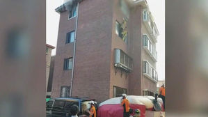 빌라 4층서 화재&hellip;불길에 갇힌 일가족 4명 극적 구조