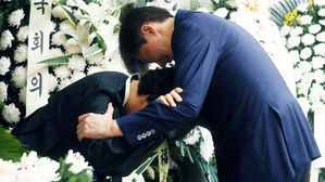 조국, 노회찬 빈소 오열&hellip;"새로 빛나는 별 있으면 의원님 생각"