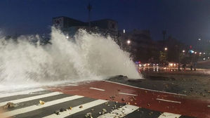 [슬라이드 포토] 아닌 밤중에 물폭탄?&hellip;대구 평리네거리 상수도관 파열