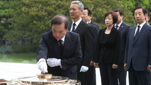 김병준, 봉하마을 찾아 노무현 전 대통령 묘역 참배