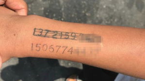 [뉴스pick] 지적장애 아들 팔에 전화번호 문신 새긴 엄마 '논란'