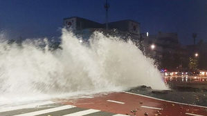 [제보영상] 도로에서 '콸콸' 솟아나는 물&hellip;대구 서구 상수도관 파열