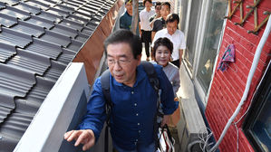 '옥탑방살이' 박원순 "'99 대 1 사회'의 동네경제 유린 보고 있다"