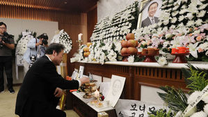 이 총리, 노회찬 빈소 조문…"저희는 노 의원께 빚을 졌습니다"