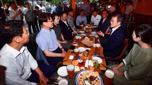 문 대통령, 광화문 호프집서 국민과 깜짝 대화…생생한 목소리 경청