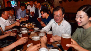 문 대통령 어제 '호프 방문'에 작년 빨래방서 만난 청년 다시 불러