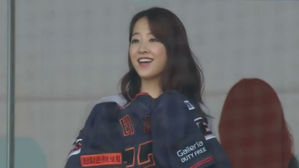 [SBS Star] Park Bo Young Cheering Her Team Spotted at a Baseball Stadium!