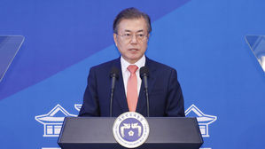 문 대통령 "계엄령 검토는 불법적 일탈…국민 두려워하는 軍 돼야"