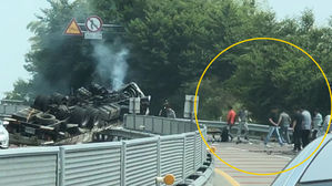 [제보영상] 불 끄고 파편 치우고…거가대교 차 사고에 발 벗고 나선 시민들