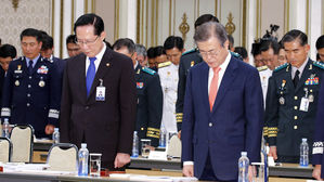 [포토] 묵념하는 문 대통령과 송영무 국방장관