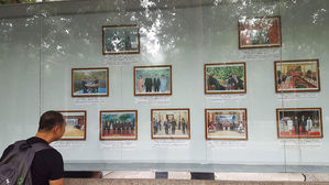 북한 '깜짝 조치'…주중대사관에 문재인·트럼프 사진 내걸어