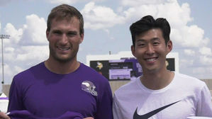 럭비 배우는 손흥민 '환한 미소'&hellip;NFL 스타들과의 만남