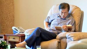 문 대통령, 충남 계룡대서 휴가…소년이 온다·방북 취재기 읽어