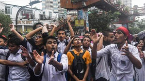 방글라데시 '교통지옥' 항의 시위 학생 100여 명 부상