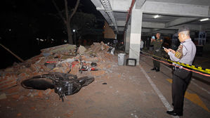 6.9 강진 덮친 롬복, 곳곳 건물 붕괴&hellip;"최소 31명 사망"