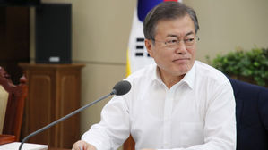 문 대통령 "7∼8월 가정용 전기요금 누진제 완화…누진제도 개선"