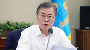 문대통령 "일자리 막는 규제 혁신해야…머뭇거리면 국민 피해"