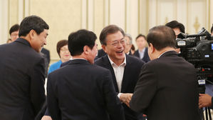 문 대통령, 10일 청와대로 5부 요인 초청해 오찬