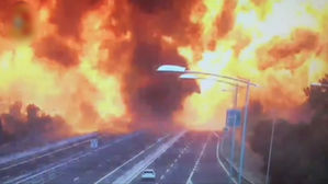 [현장영상] 伊 북부서 유조차와 트럭 추돌에 엄청난 폭발…최소 2명 사망·70여 명 부상