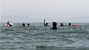 인천 해수욕장서 썰물에 휩쓸려 표류한 2명 구조돼