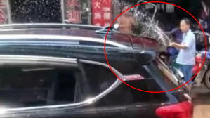 [뉴스pick] 폭염 속 차 안에 갇힌 아이 걱정돼 물 뿌린 시민들