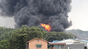 파주 페인트 보관창고 화재&hellip;2명 부상