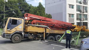 비탈길에 주차한 1t 트럭 '스르르'&hellip;60대 운전자 덮쳐 숨져