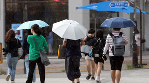 서울 등 곳곳에 강한 소나기&hellip;폭염 식히기엔 역부족