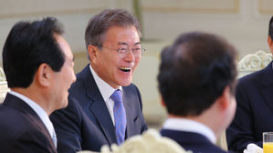 文 대통령, 문희상 국회의장 등 헌법기관장 초청해 오찬