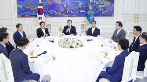 문 대통령 만난 5부 요인…"아무리 잘해도 국민께 모자라"