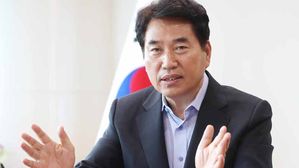 백군기 용인시장 경찰 출석&hellip;'불법 선거운동 혐의'