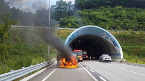 서울양양고속도로 승합차 화재 9명 대피