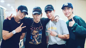 [SBS Star] EXO CHANYEOL Spotted at ZICO's Solo Concert!