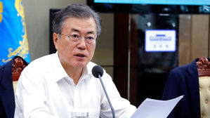 문 대통령 "입국장 면세점 도입 검토하라…신규 소비 창출 기대"