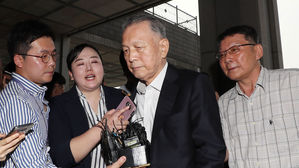 [속보] 김기춘, 석방 8일 만에 검찰 출석&hellip;재판 거래 의혹에 묵묵부답