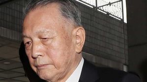 김기춘, 석방 8일 만에 검찰 출석&hellip;재판 거래 의혹에 묵묵부답