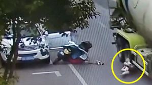 [뉴스pick] '헬멧의 기적'&hellip;대형 콘크리트 믹서차에 깔리고도 살아난 여자