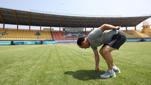 경기장 잔디 점검한 김학범 "중동팀에 유리한 잔디"