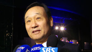 '이팔성 비망록' 신경전…"한꺼번에 쓴 것" vs "날짜별로 달라"