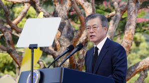 문 대통령 "위안부 문제, 한일 간 외교 해법으로 해결될 문제 아냐"