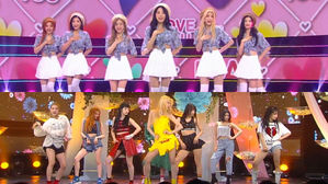 [SBS Star] VIDEO: DIA Returns with Perfect Summer Songs 'Like U? Like U!' & 'WooWoo'