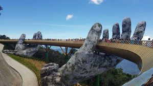 양손으로 받치고 있는 듯한 베트남 '골든 브릿지' 인기몰이