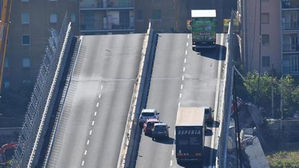 "추월 차 때문에 브레이크 밟아 붕괴한 다리 끝에서 살아났다"