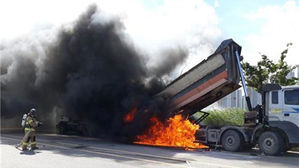 인천 연수구서 24t 트럭 불…연료통 수리 중 불꽃