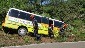 인천 강화서 25인승 버스 전도…2명 경상