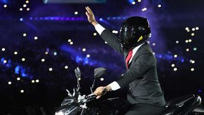 주 경기장에 등장한 오토바이 운전자는 '대통령의 대역'