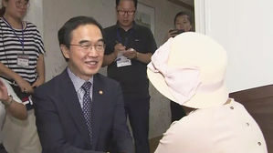 [고현준의 뉴스딱] 조명균 "자리 할 때마다 죄인 같다"&hellip;상봉단 격려