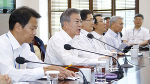 문 대통령 "고용위기 해소 충분치 못한 것 인정…직 걸고 임해야"