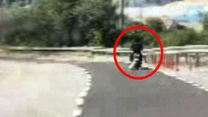 진돗개 오토바이에 매달고 주행&hellip;경찰 수사